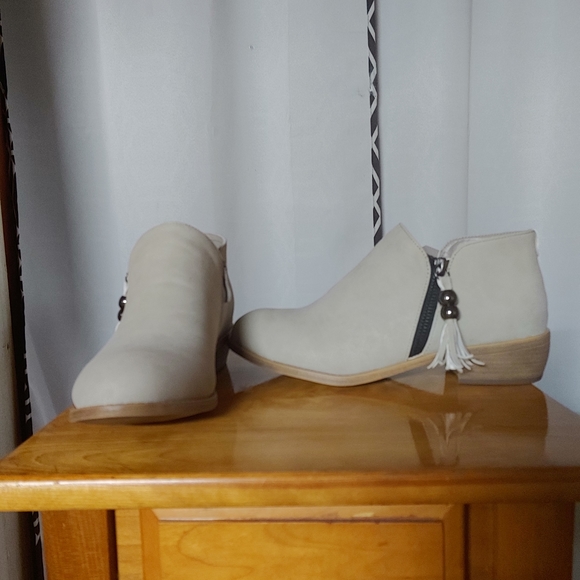 Journee Collection Ankle Boots - 7.5 - Picture 3 of 9